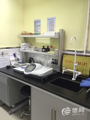 學校食堂機器人主廚上崗 從一?；ń匪菰吹街悄懿惋嬓聲r代